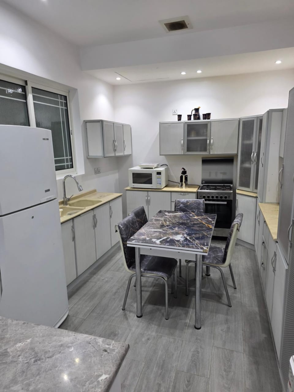 Kitchen or kitchenette, Dining area, oven, stove