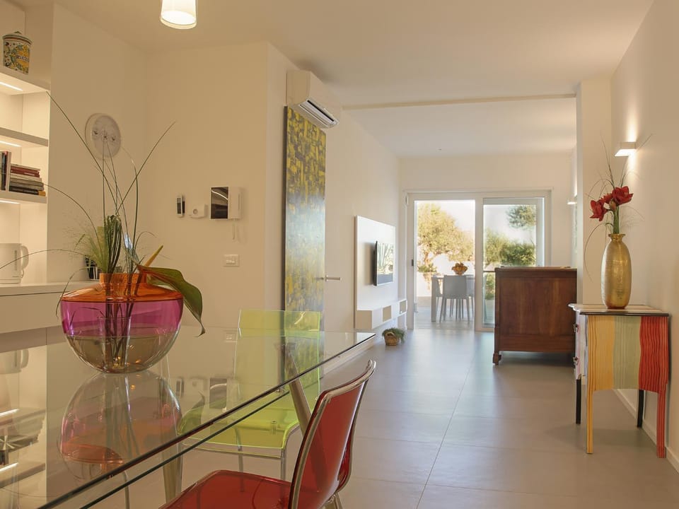 TV and multimedia, Living room, Decorative detail, Dining area, Garden view