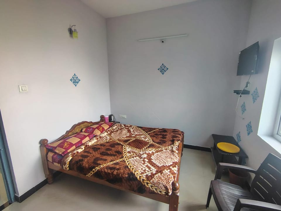Bed, TV and multimedia, Photo of the whole room, Bedroom
