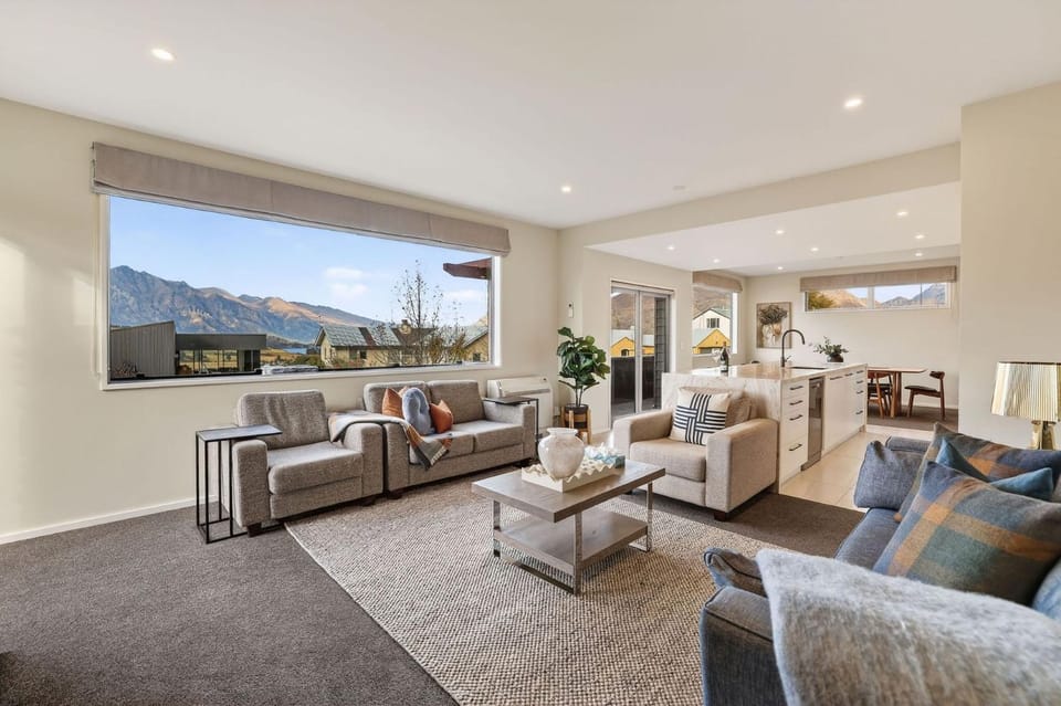 Alpine 75 Estate - Queenstown Hill 7 Bed House in Queenstown