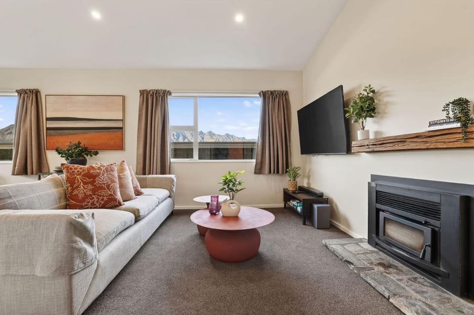 Alpine 75 Estate - Queenstown Hill 7 Bed House in Queenstown