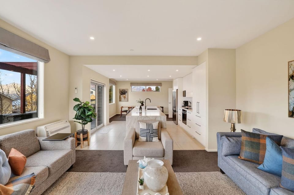 Alpine 75 Estate - Queenstown Hill 7 Bed House in Queenstown