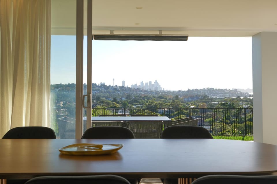 View (from property/room), Dining area, City view, Garden view