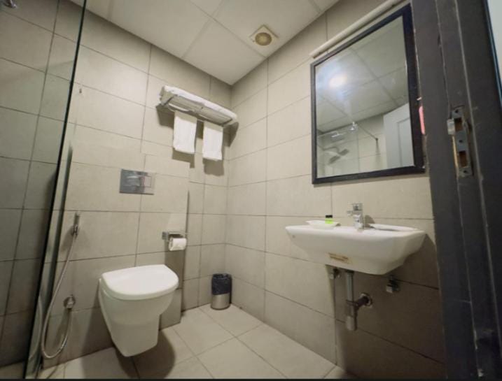 Shower, Toilet, Bathroom, towels