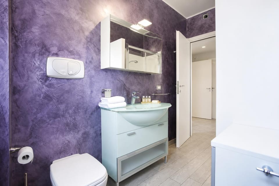 Toilet, Bathroom, towels
