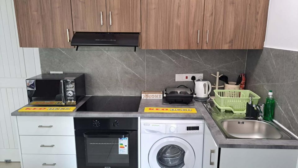 Coffee/tea facilities, oven, stove, washing machine