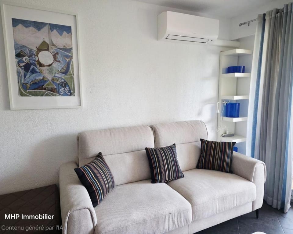 Bed, Living room, Seating area, air conditioner
