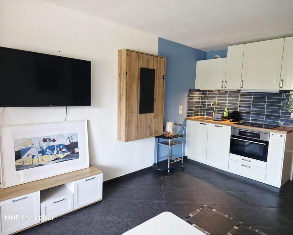 Communal lounge/ TV room, TV and multimedia, Seating area, Dining area, dishwasher, oven, stove, kitchen