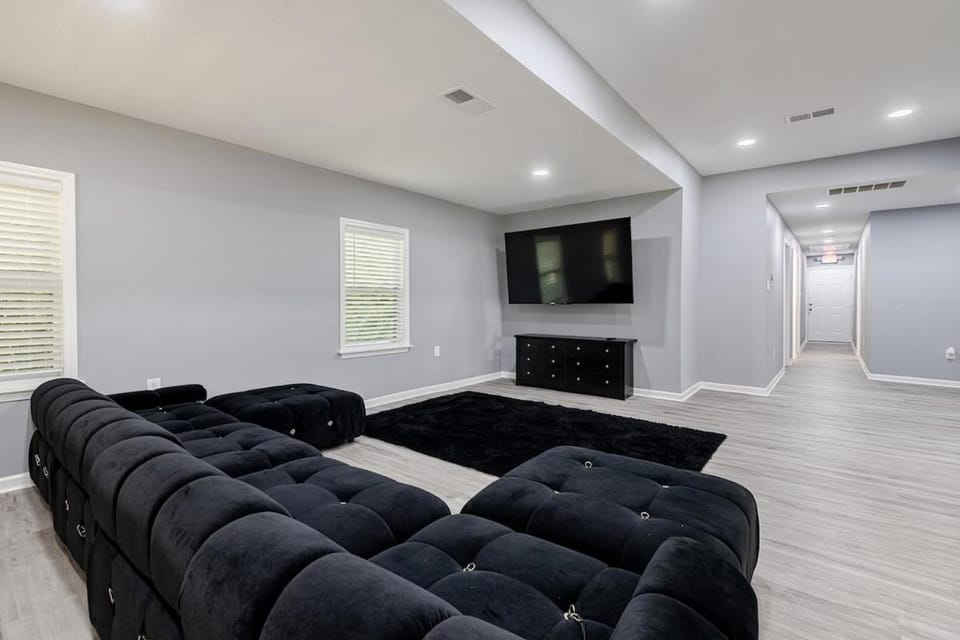 Communal lounge/ TV room, TV and multimedia, Living room, Seating area, Evening entertainment