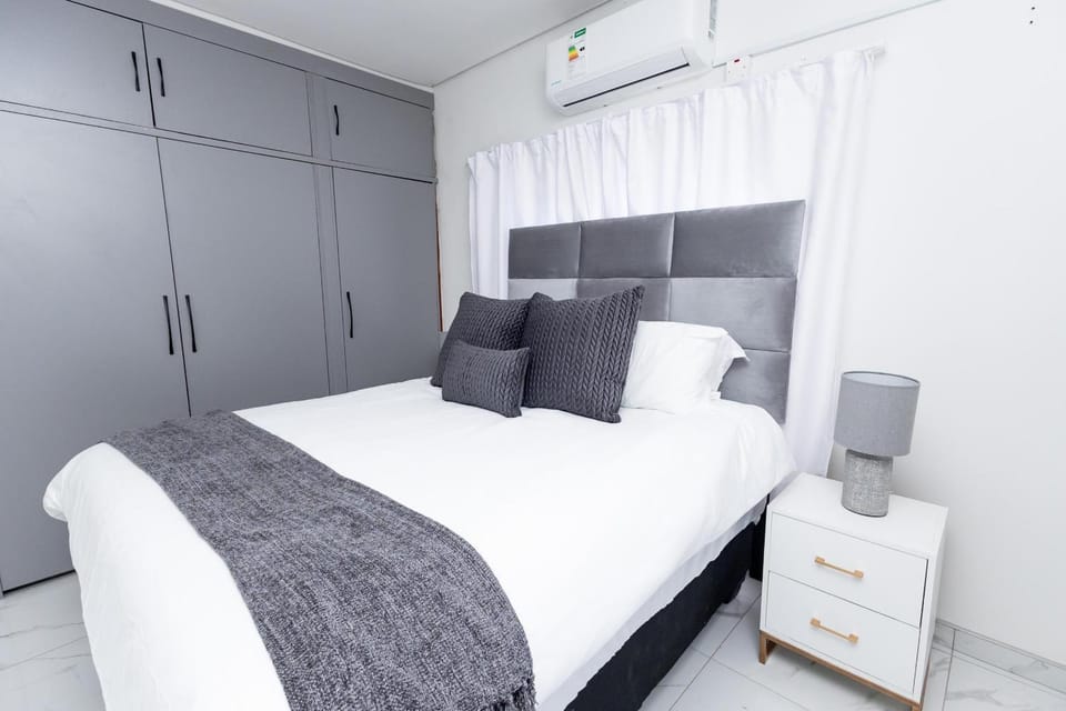 Private Pool Villa, Starlink WiFi, Secure Near CBD & Airport House in Africa