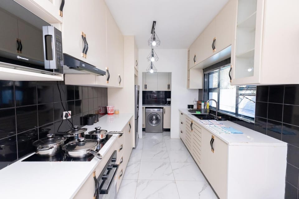 Private Pool Villa, Starlink WiFi, Secure Near CBD & Airport House in Africa