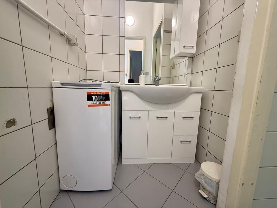 Bathroom, washing machine