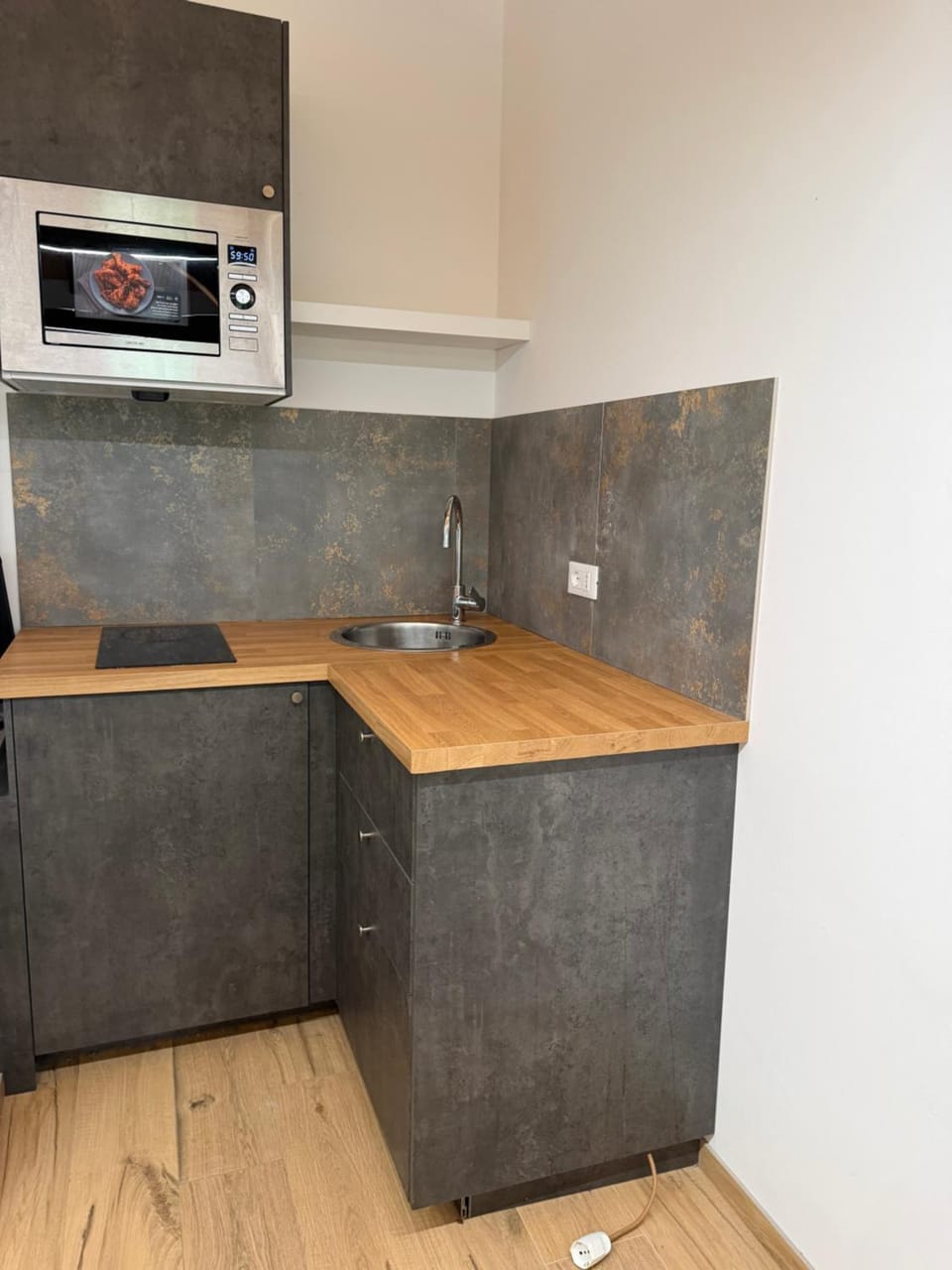 Kitchen or kitchenette, minibar, oven, stove