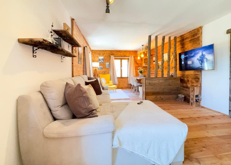 Communal lounge/ TV room, TV and multimedia, Living room, Photo of the whole room, Seating area, Evening entertainment