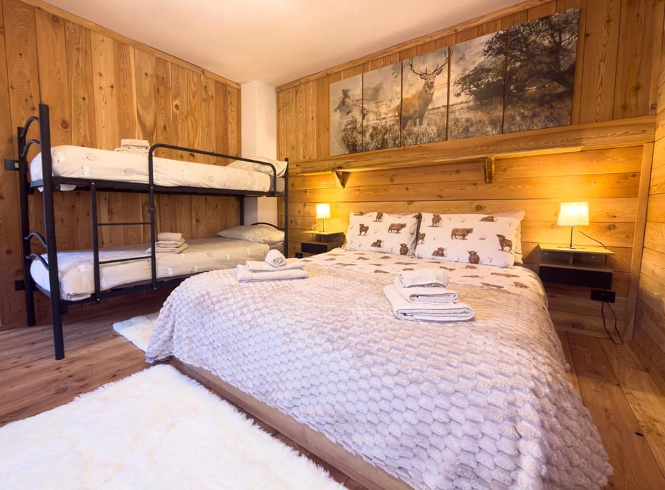 Bed, Photo of the whole room, Bedroom, bunk bed, towels
