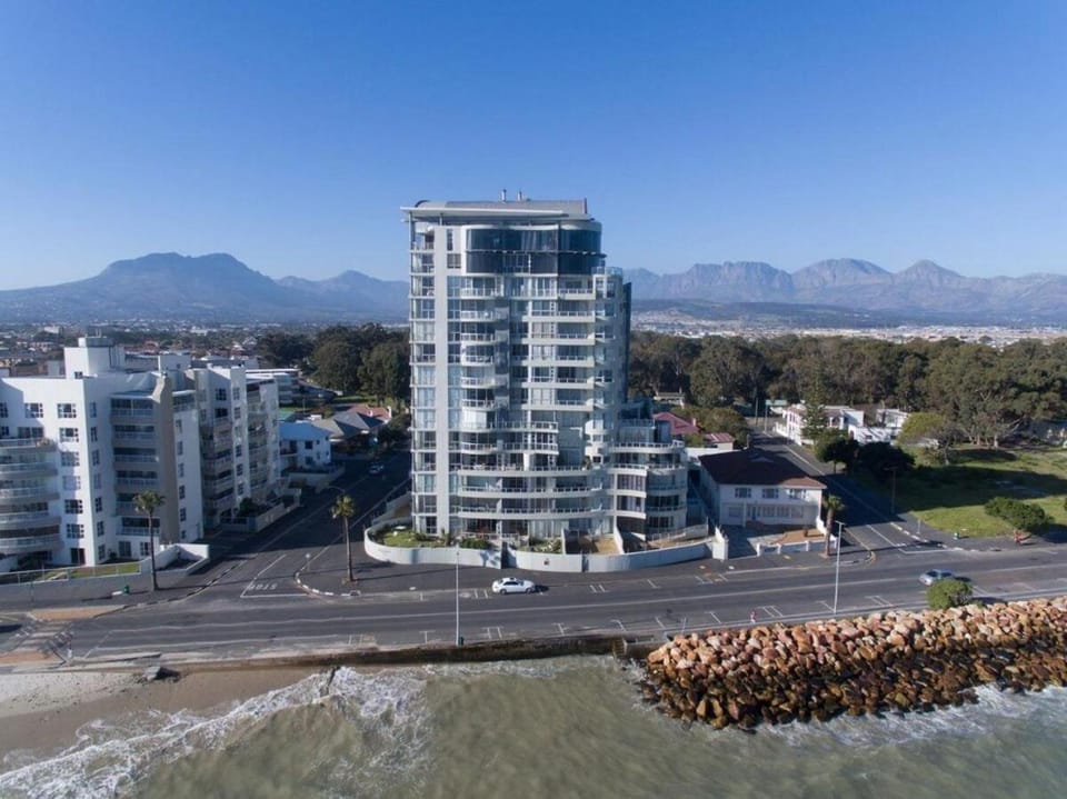 Ocean View Apartment - 204 Wavecrest Apartment in Cape Town