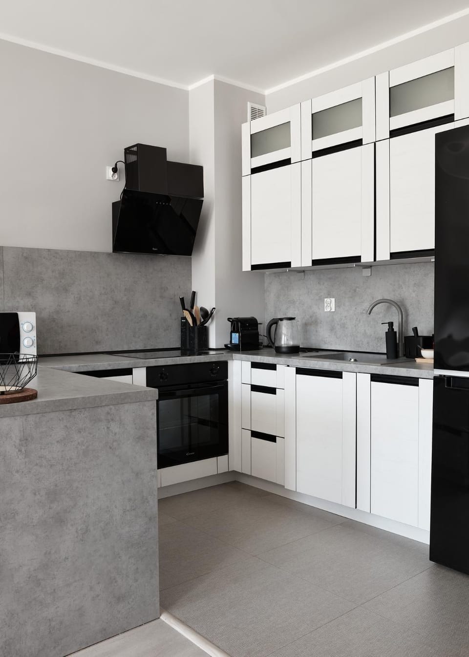 Coffee/tea facilities, Kitchen or kitchenette, dishwasher, oven, stove