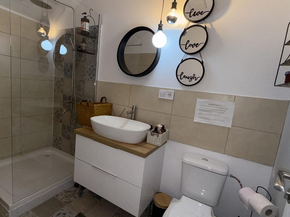 Toilet, Bathroom, towels