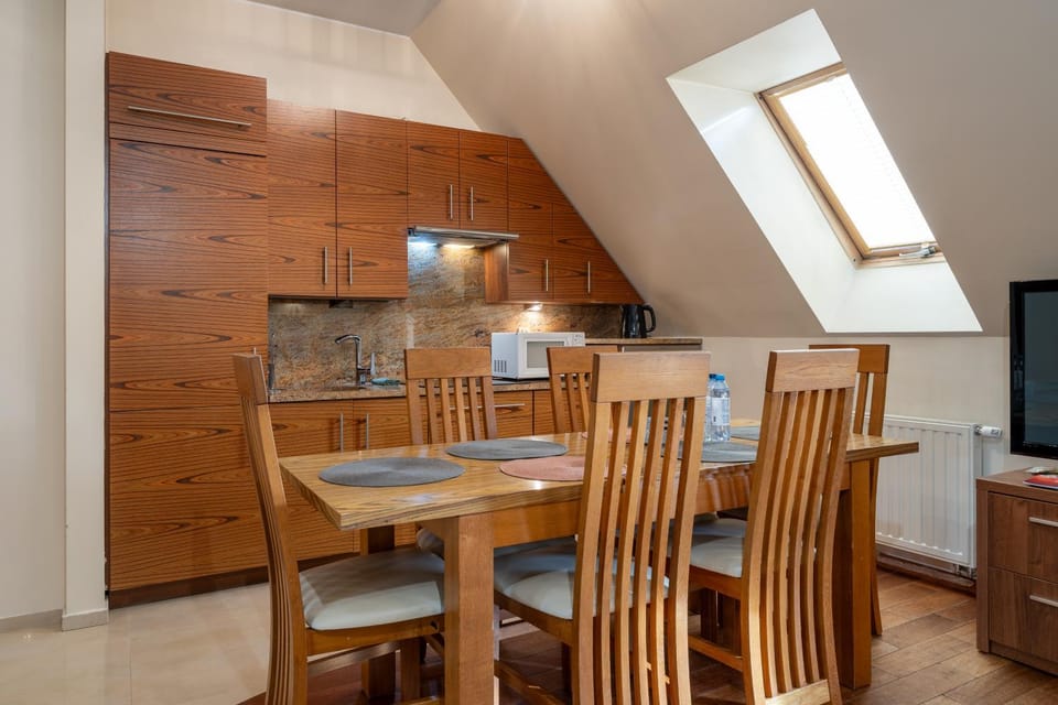 TV and multimedia, Kitchen or kitchenette, Living room, Seating area, Dining area, oven, stove