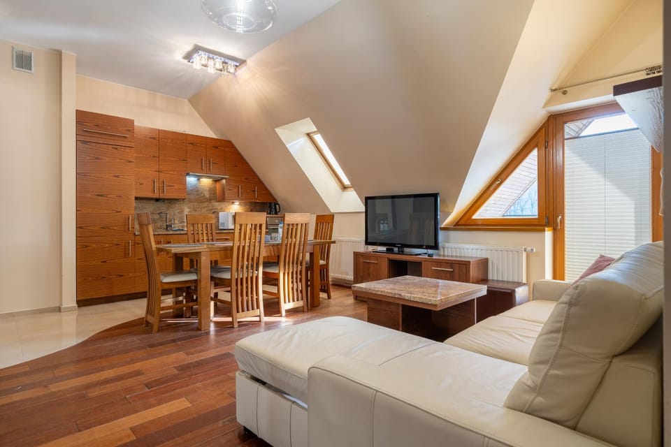 TV and multimedia, Kitchen or kitchenette, Living room, Seating area, Dining area