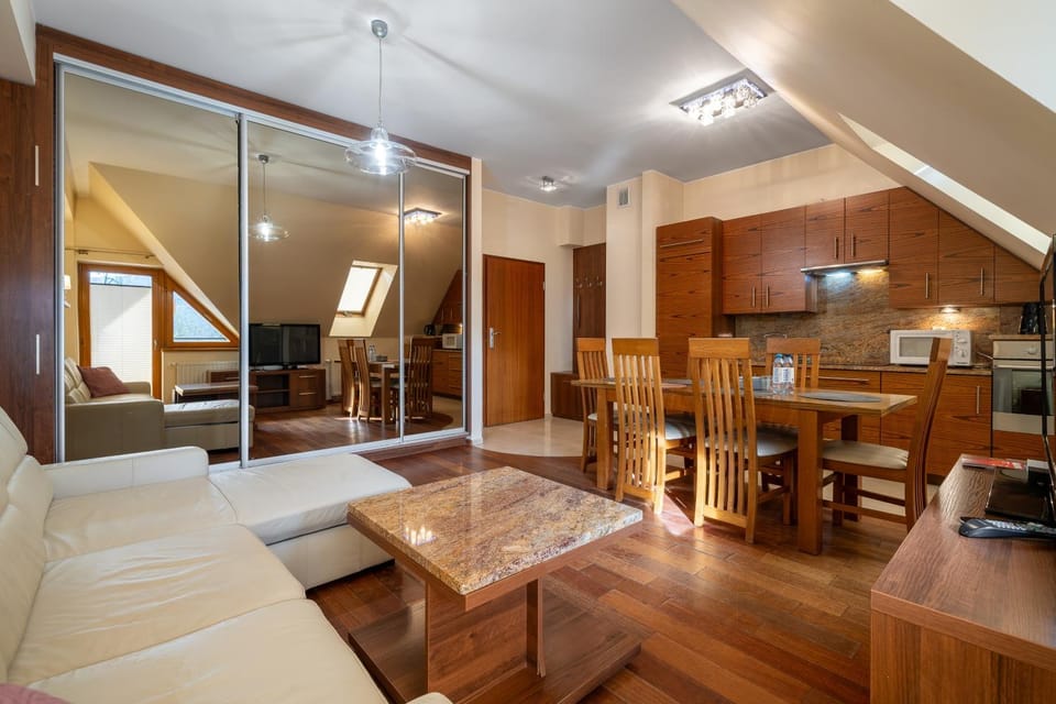 Kitchen or kitchenette, Living room, Seating area, Dining area, microwave, stove, kitchen