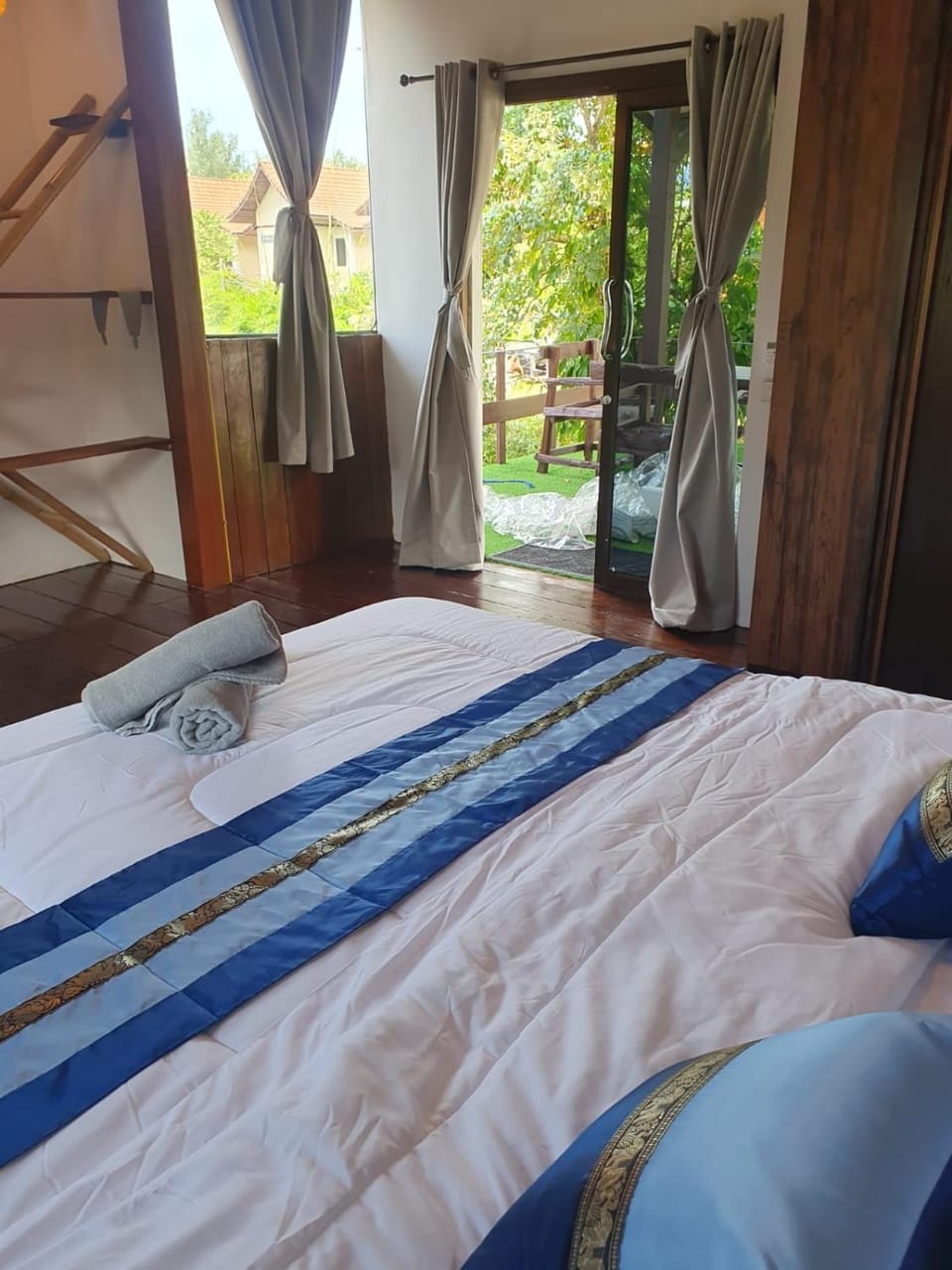 Les 2 L Guest House Digital Nomad Place Bar Pétanque Bed and Breakfast in Ko Chang