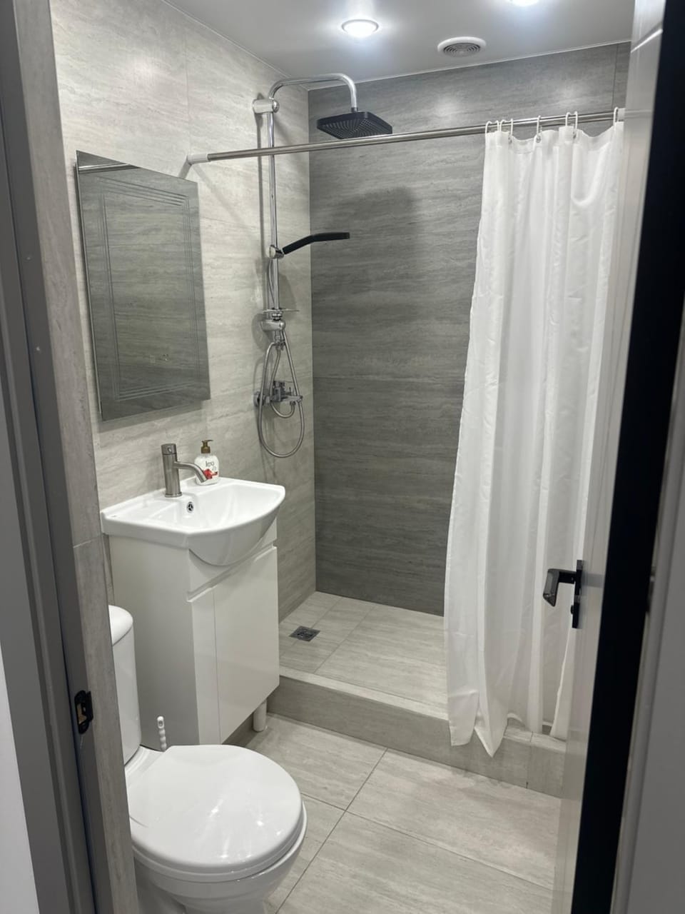 Shower, Toilet, towels