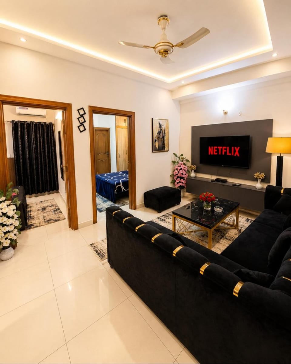 Communal lounge/ TV room, TV and multimedia, Living room, Seating area, Evening entertainment