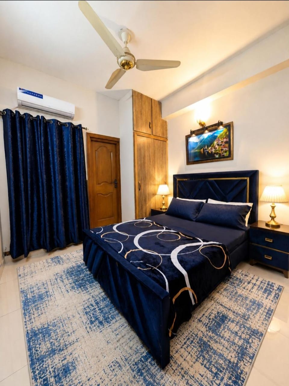 Bed, Photo of the whole room, fireplace, wardrobe
