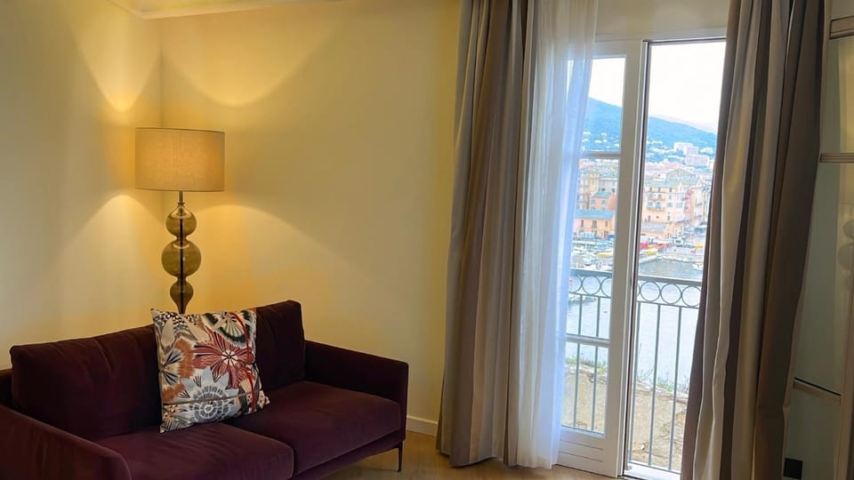 Seating area, City view, Landmark view, Sea view