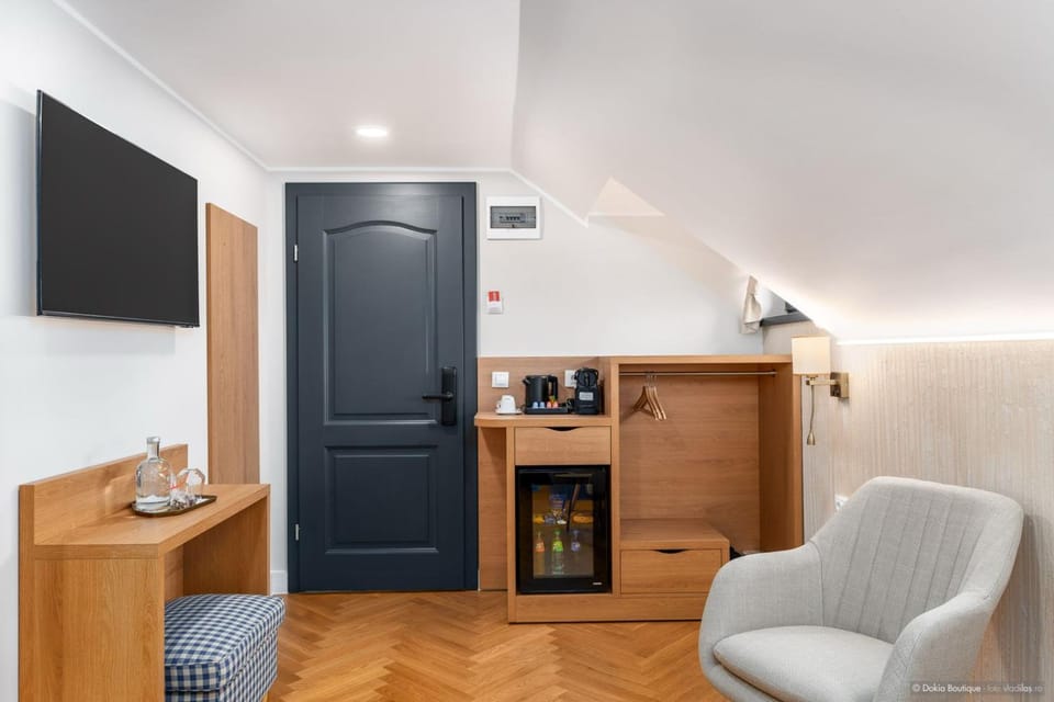 Coffee/tea facilities, Seating area, minibar, wardrobe