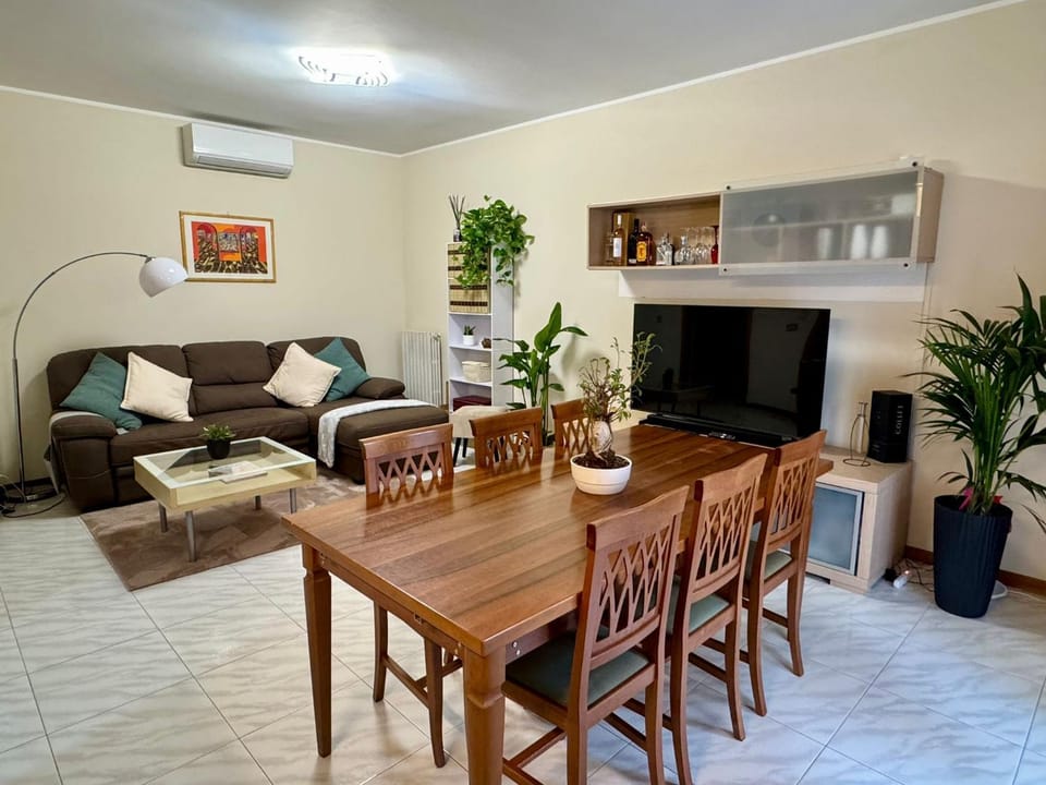 Communal lounge/ TV room, TV and multimedia, Living room, Evening entertainment, air conditioner