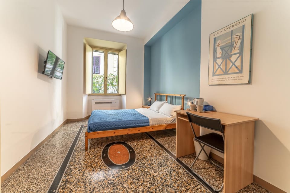 Bed, TV and multimedia, Photo of the whole room, Bedroom