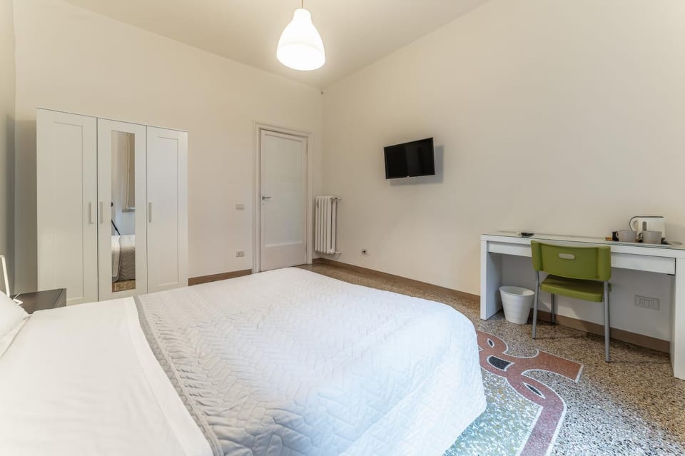 Bed, TV and multimedia, Photo of the whole room, Bedroom, wardrobe