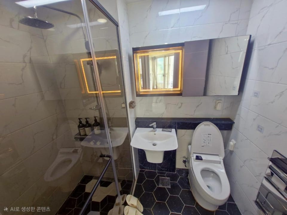 Shower, Toilet, Bathroom, bidet, towels