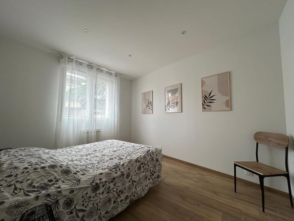 Photo of the whole room, Bedroom