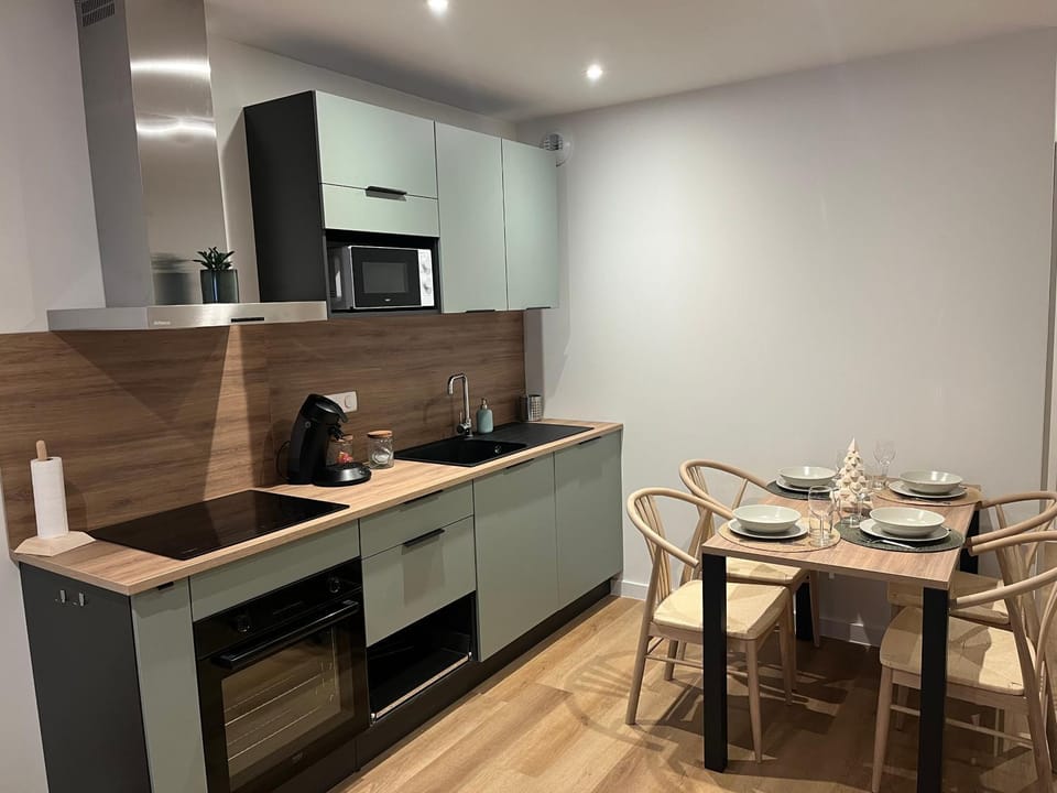 Kitchen or kitchenette, Dining area, stove