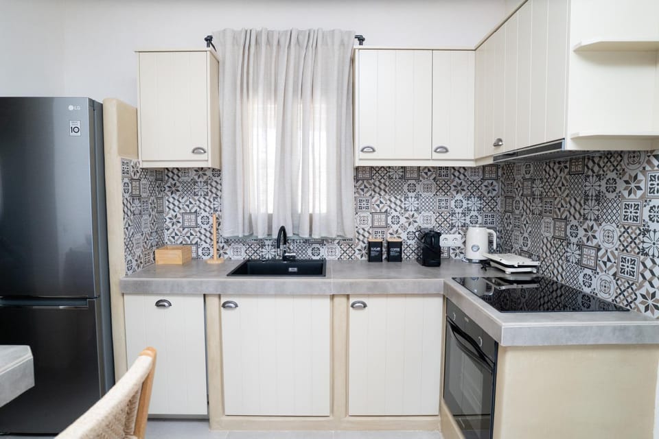 Coffee/tea facilities, oven, kitchen