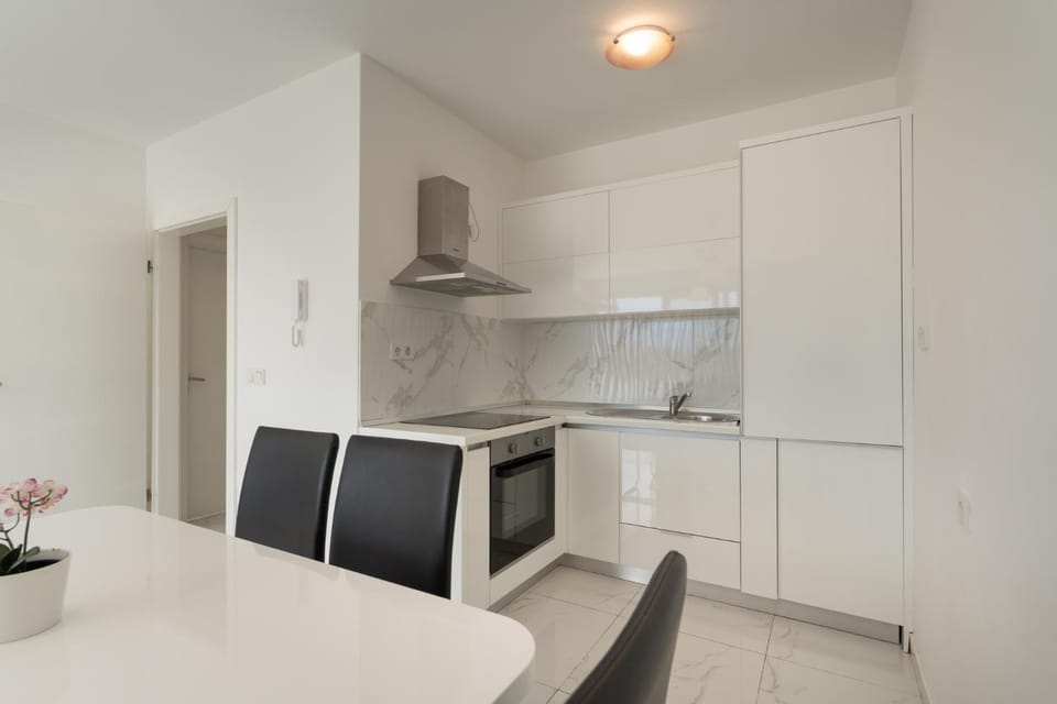 Kitchen or kitchenette, Dining area, stove