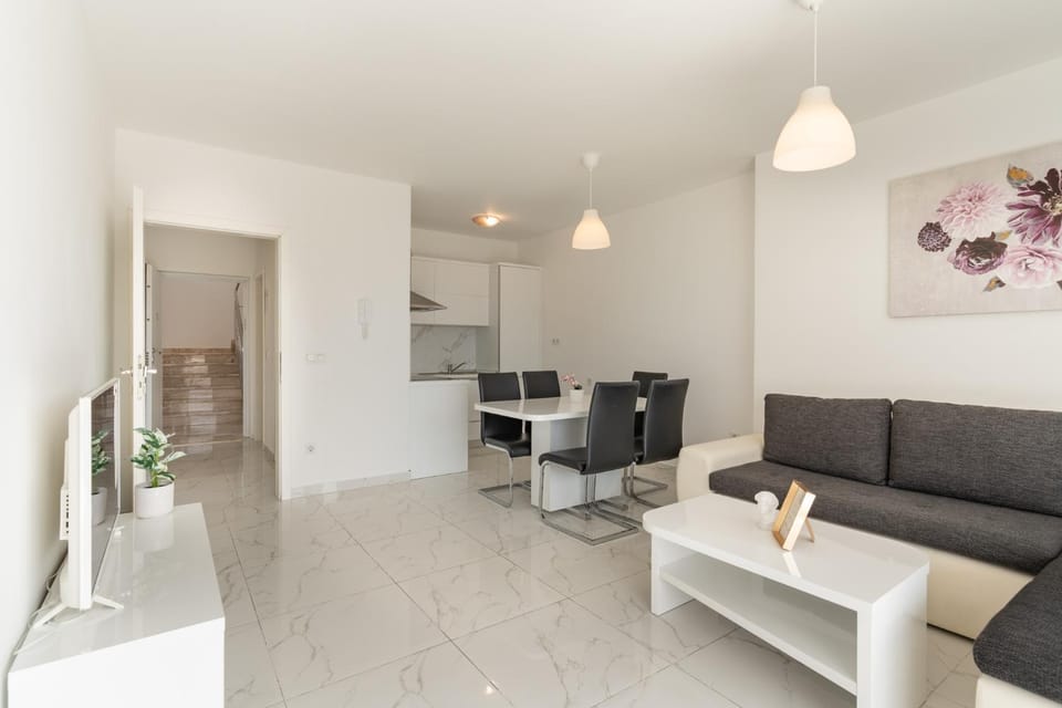 Kitchen or kitchenette, Living room, Seating area, Dining area