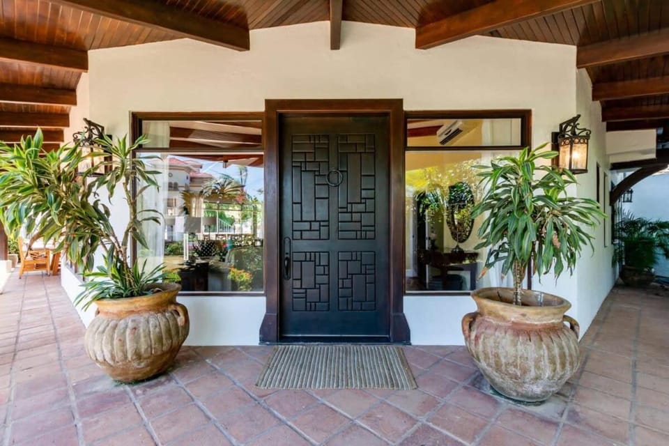 Luxury Five-Bedroom Oasis in Playa Flamingo with a Private Pool and Stylish Decor House in Playa Flamingo