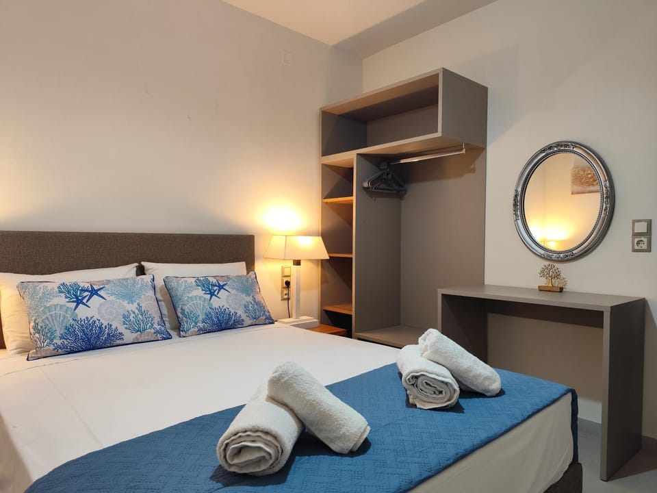 Photo of the whole room, Bedroom, towels