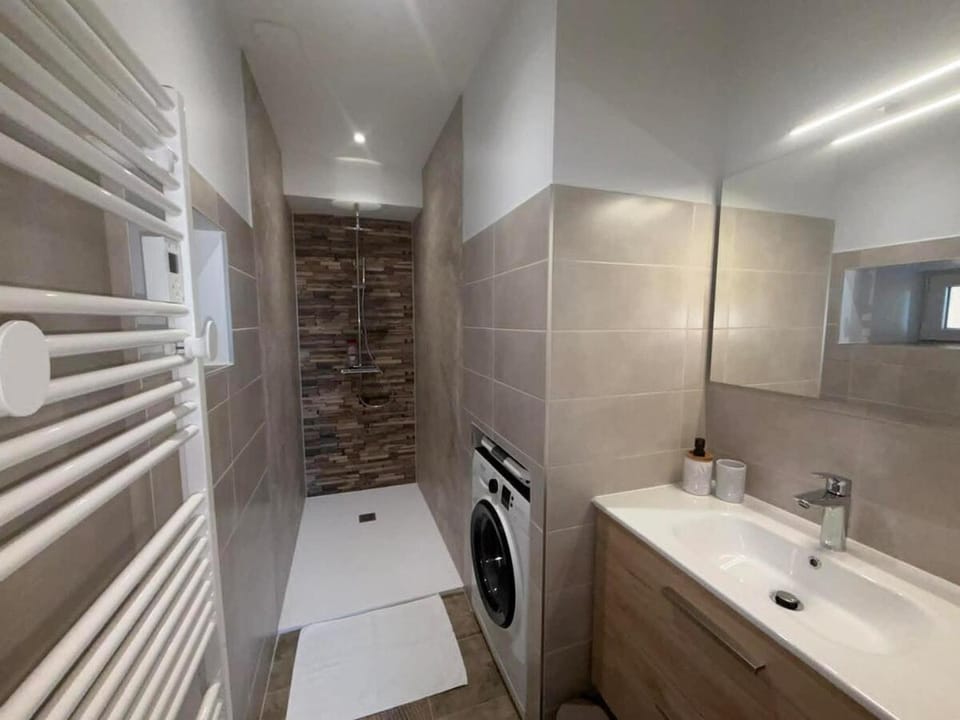 Maison tout confort pour 2-4 personnes, proche du PAL House in Auvergne-Rhône-Alpes