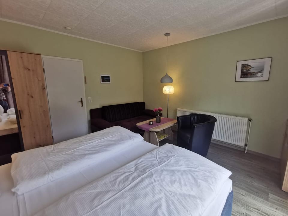 Bed, Living room, Photo of the whole room, Seating area