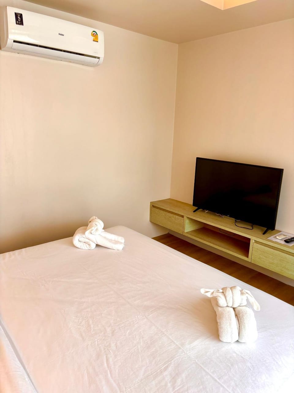 Communal lounge/ TV room, Bed, TV and multimedia, Bedroom