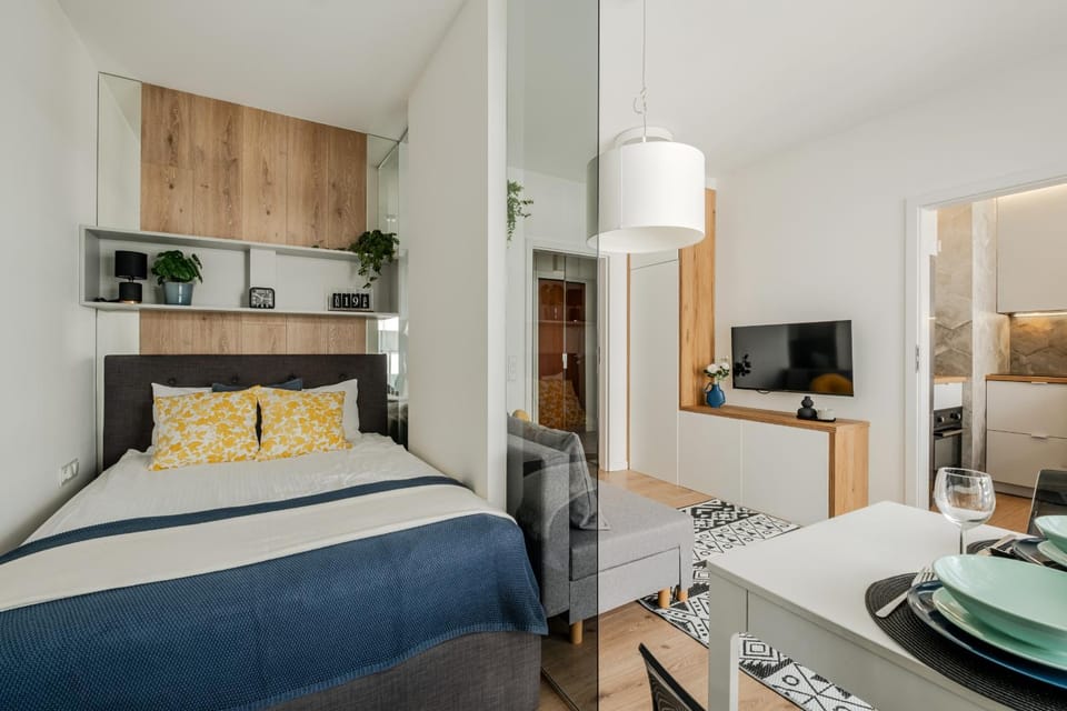 Bed, TV and multimedia, Photo of the whole room, Bedroom