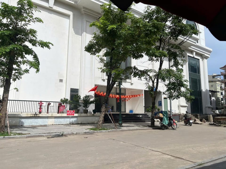Property building, Day, Neighbourhood, Parking