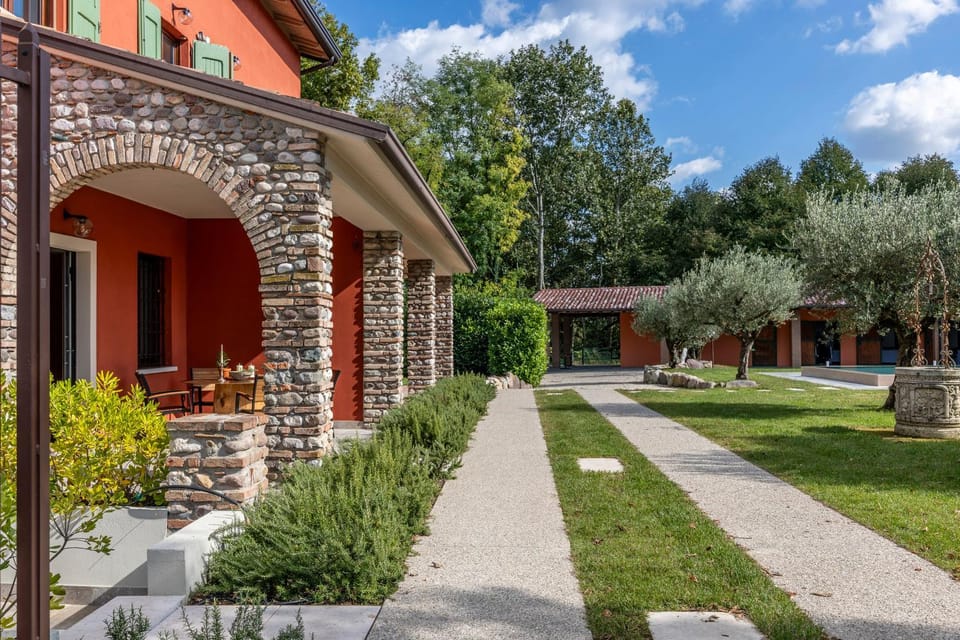 Property building, Spring, Day, Neighbourhood, Natural landscape, Garden, Garden view, Street view