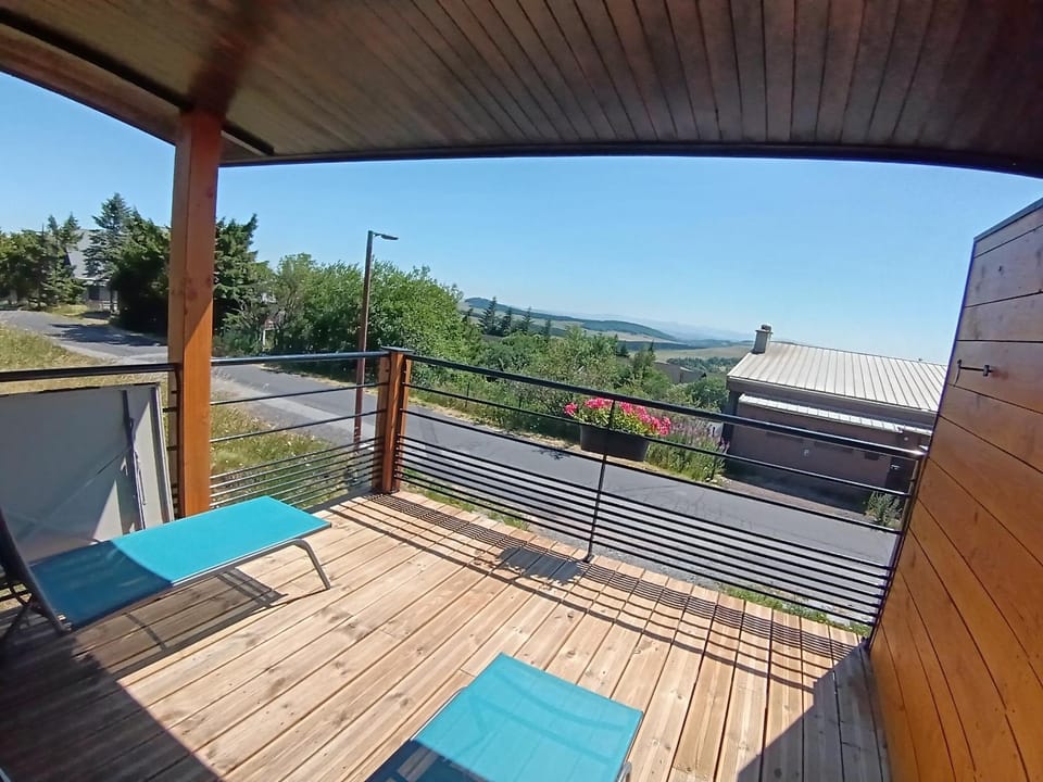 Chalet l'Or du Lac-Parking-Wifi-Boulodrome-Vue Montagne Chalet in Besse-et-Saint-Anastaise