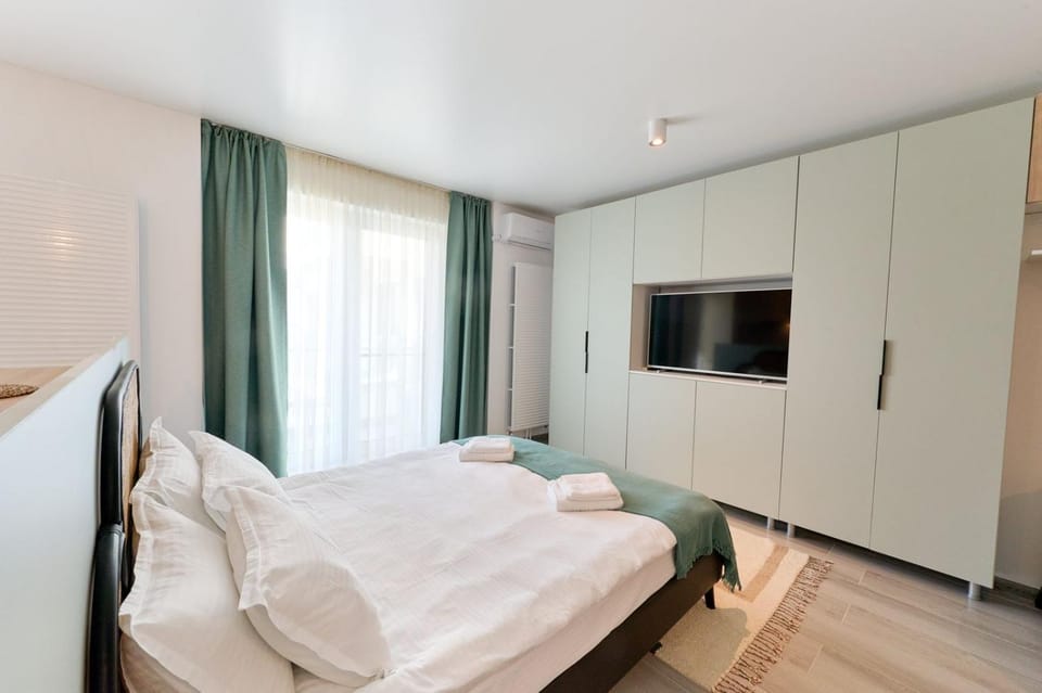 Bed, TV and multimedia, Bedroom, wardrobe